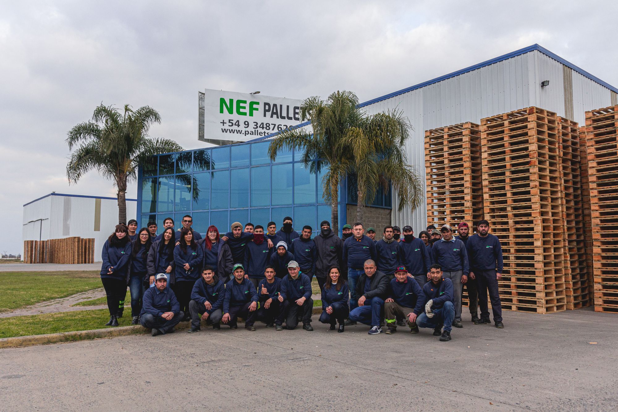 El equipo de Pallets NEF frente a la planta de Zárate
